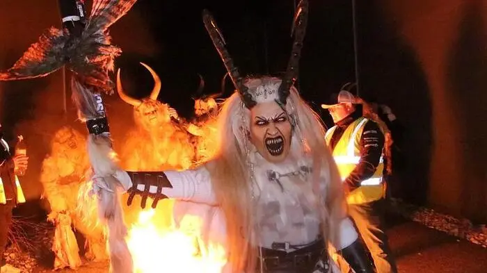 Die „Sunfixl Höhlenteufel“ mit ihrem Obmann Daniel Hösel luden zum zweiten Mal zum Krampuslauf beim Einkaufszentrum in Rosental. 