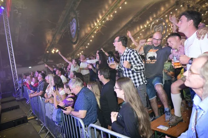 Schon nach den ersten Songs steigerte sich die Stimmung bei den Besuchern. Man tanzte auf den Tischen.