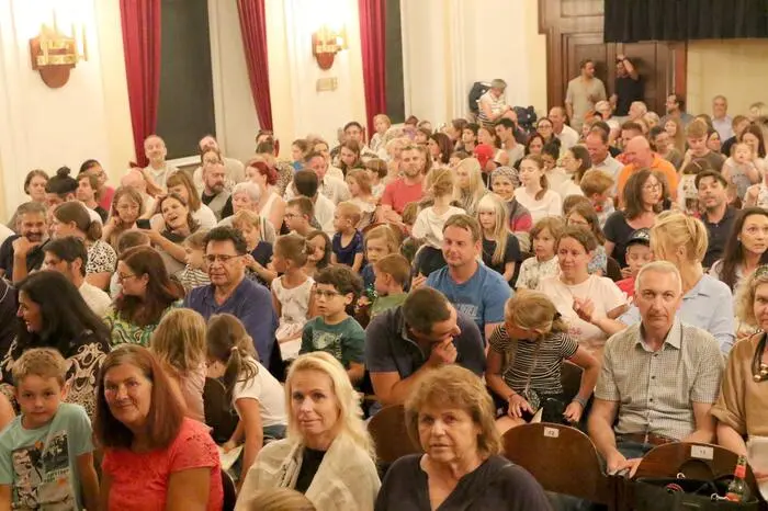 Bei der Premiere am Sonntag gesichtet wurden unter anderem die Obfrau der „Freunde der Friesacher Burghofspiele“, Claudia Peichl, Architekt Winfried Pichorner, die Schauspieler Wilfried Popek und Chistina Kogler sowie der Obmann der Faschingsgilde Frauenstein, Maximilian Elleberger-Märker.