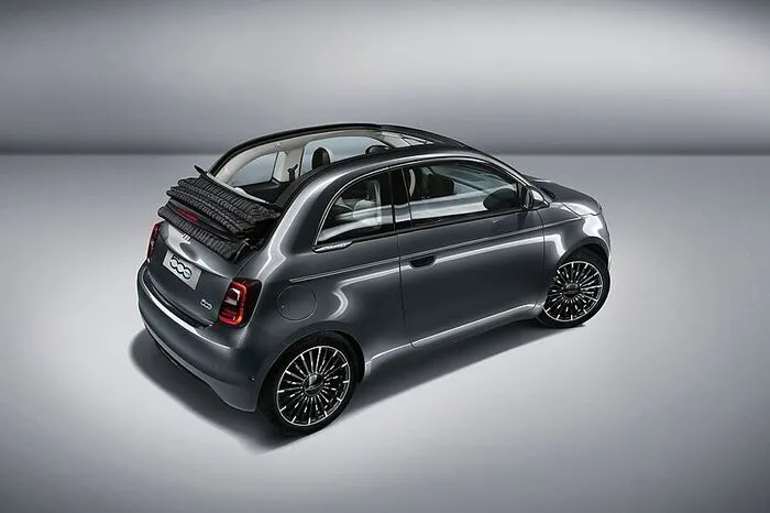 Ja, richtig gelesen, nach 13 Jahren stellen die Italiener als Ablöse die dritte Generation in die Auslage – und zwar ausschließlich mit Batterieantrieb. Mit Verbrennungsmotor und der neuen Hybridversion bleibt die alte Version weiter im Programm.