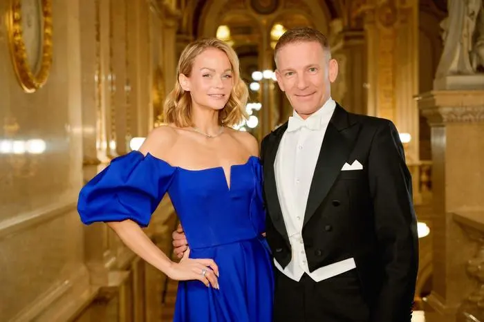 Mirjam Weichselbraun, Moderatorin und Schauspielerin, beim Wiener Opernball mit Co-Moderator Andi Knoll