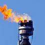 Überschüssiges Gas aus der Rohölverarbeitung wird verbrannt