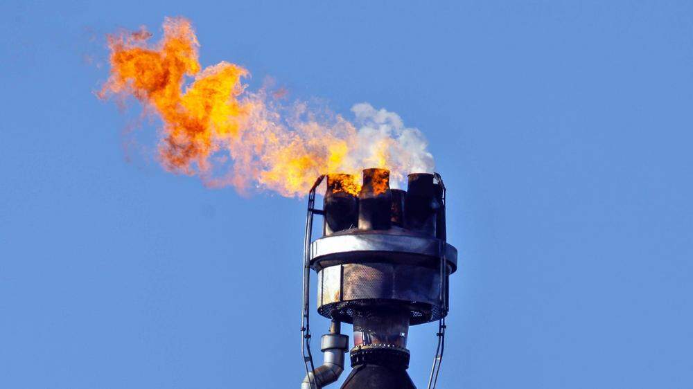 Überschüssiges Gas aus der Rohölverarbeitung wird verbrannt
