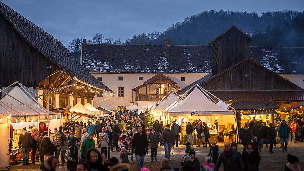 Viele Besucher kommen zum besinnlichen Adventmarkt im Grottenhof