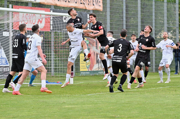 #13 Kyrylo Romaniuk ASK Klagenfurt, #33 Aleksandar Maric SK Vorwärts Steyr, #1 Theo Fodjo Lali ASK Klagenfurt, #4 Stefan Goldnagl SK Vorwärts Steyr, #3 Lukas Prokop SK Vorwärts Steyr, #27 Paul Staudinger SK Vorwärts Steyr, #14 Anej Kmetic ASK Klagenfurt, ASK Klagenfurt vs. SK Vorwärts Steyr 21.4.2024, ASK Klagenfurt vs. SK Vorwärts Steyr am 21.04.2024 in Klagenfurt (ASK Sportzentrum Fischl), Austria, (Photo by Bernd Stefan)