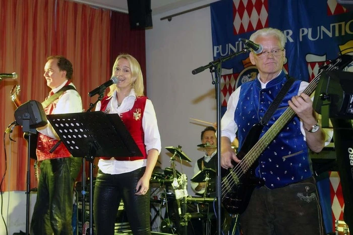 Neben stimmungsgeladener Musik der Band „Voll Guat“...