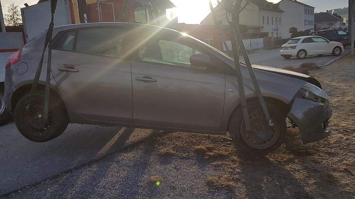 Die Freiwillige Feuerwehr Voitsberg barg den Wagen in der Bahnhofstraße