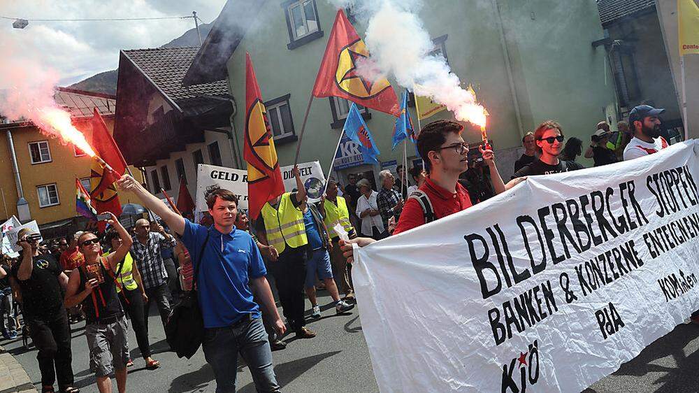 Hunderte Demonstranten protestierten am Samstag gegen die Bilderberg-Konferenz