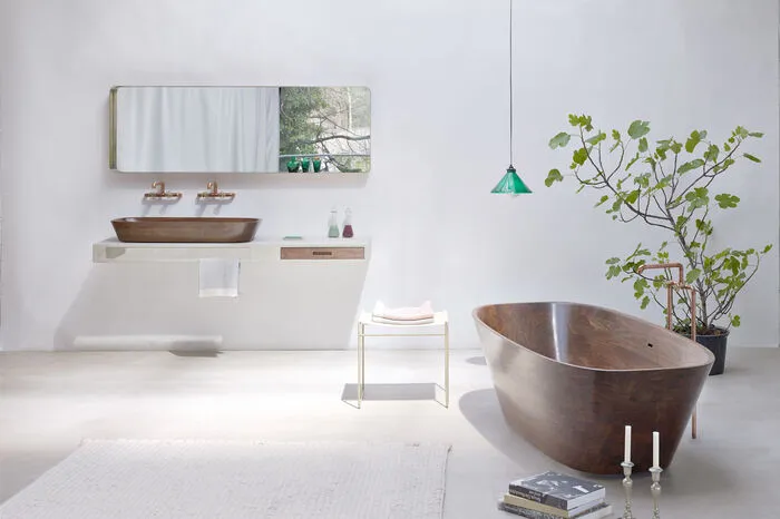 „Shell“, die Badewanne aus händisch geschliffenem und geöltem Nussholz nach einem Entwurf der Architektin Nina Mair, produziert von der Tischlerei Forcher in Tirol,shop.ninamair.at