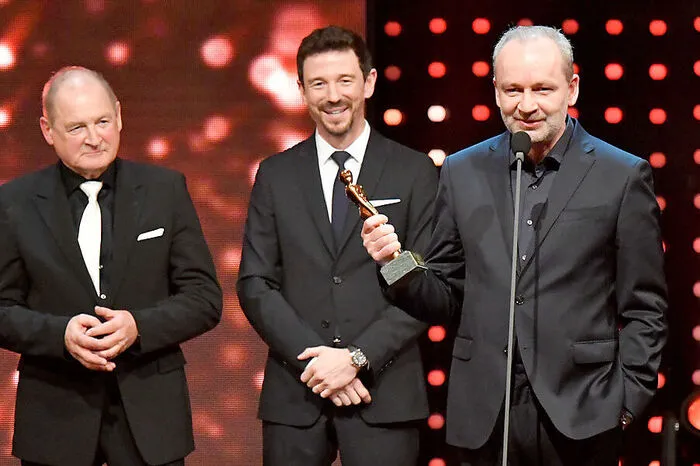 Schauspieler Burkhardt Klaußner, Produzent Oliver Berben und Autor Ferdinand von Schirach sind die Preisträger in der Kategorie TV-Ereignis des Jahres - für das Gerichtsdrama "Terror"