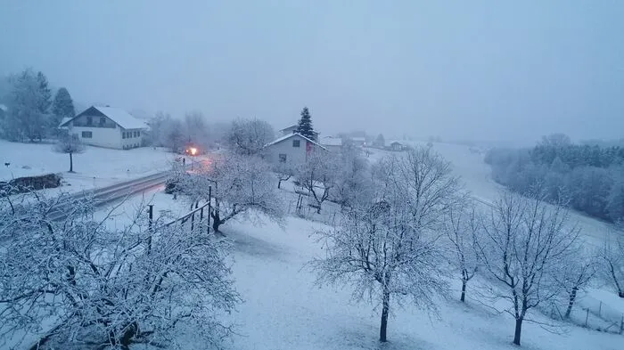 In weiten Teilen des Landes schneite es und auch die Freude über den späten Winterzauber kam nicht zu kurz. Im Bild: In Fehring freute sich Pamela Ronner vom Landhaus FühlDichWohl über die schneebedeckte Landschaft