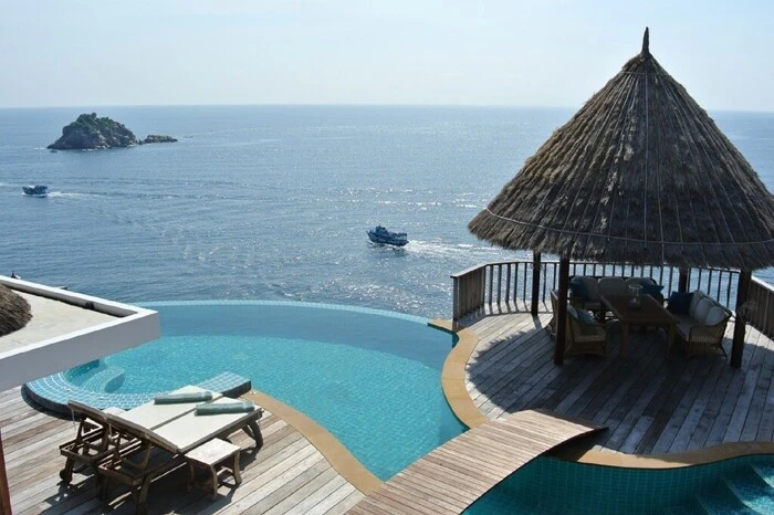 Thailändisch kochen lernen auf Koh Tao.Im Südosten der Insel Koh Tao lädt diese 180  Grad-Aussicht auf das Meer dazu ein, einfach die Seele baumeln zu lassen. Nach einem Tag am Pool oder am Meer verwöhnt Küchenchef Ed Jones gern mit einem leckeren Abendessen. Um das ein oder andere Rezept mit nach Hause nehmen zu können, kann hier auch ein Kochkurs zur thailändischen Küche gebucht werden. www.fewo-direkt.de/3503931