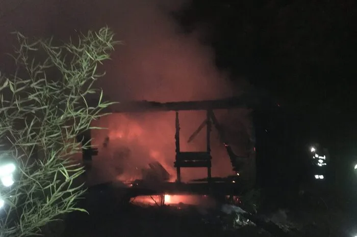Danach wurden noch noch Nachlöscharbeiten durchgeführt. Es gab keine Verletzten.