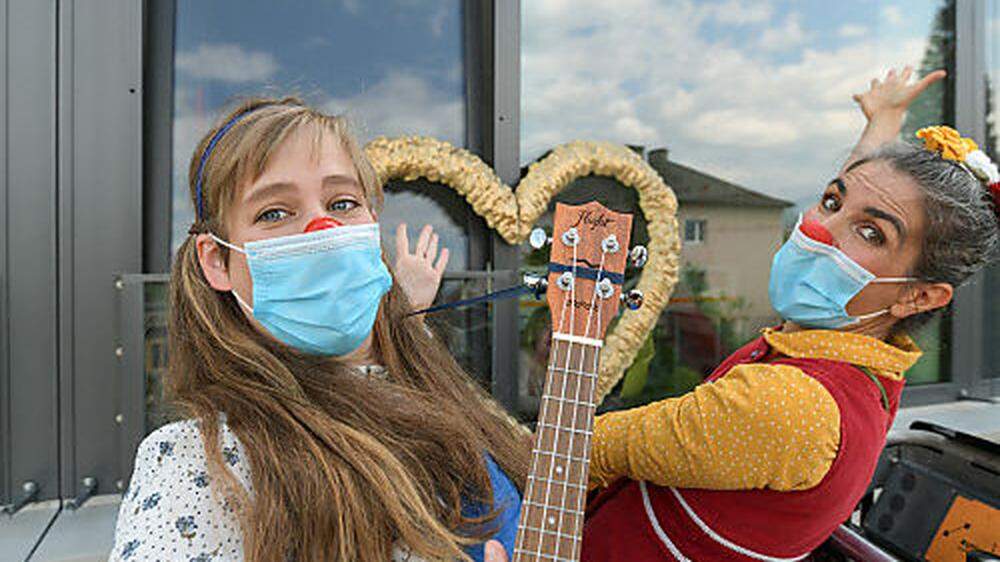 Manuela Rader (links) ist seit zwei Jahren bei den Rote Nasen Clowndoctors. Derzeit wird online und auf Abstand therapiert 