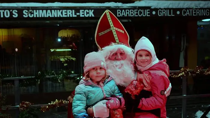 Wie auch schon in der Vergangenheit, kam auch heuer der Nikolaus zum Zeltweger Platzlmarkt und teilte an die Kinder seine Gaben aus. 