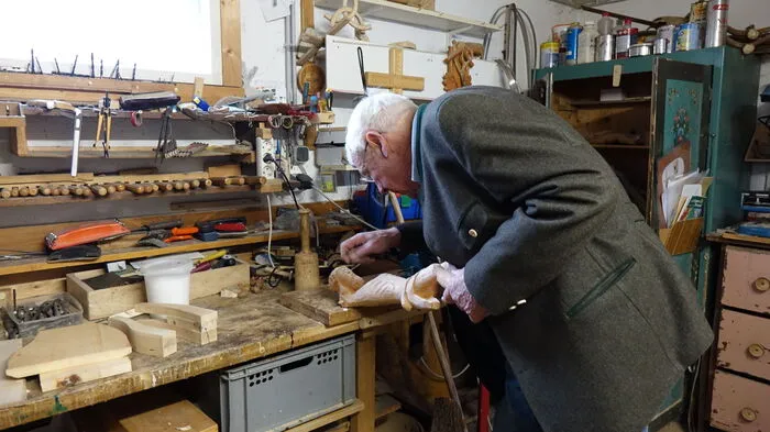 Ernst Zwanziger in seiner Werkstatt, in der er täglich mehrere Stunden verbringt