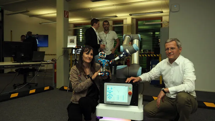 Ein absolut neues Projekt, das bald den freien Markt erobern soll, stellte Michael Hofbaur (am Foto rechts), Leiter des Klagenfurter Joanneum Research Robotics Instituts für Robotik und Mechatronik im Lakeside Technologiepark am Freitag beim Tag der offenen Tür mit seinem Team vor. . .