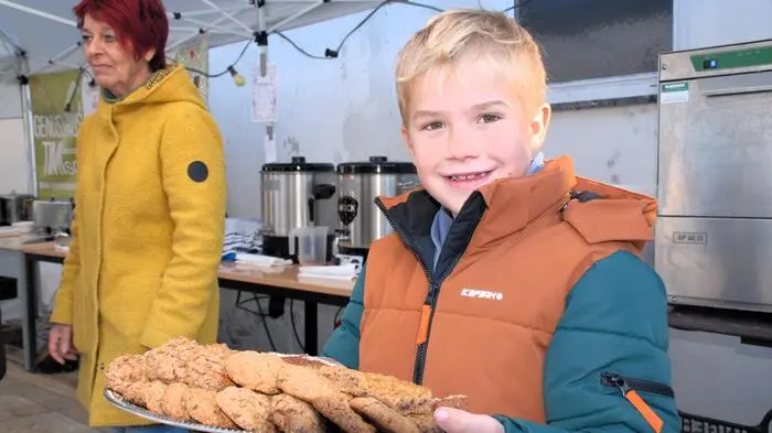 Am vergangenen Sonntag haben viele fleißige Hände mit Liebe zum Detail und handwerklichem Geschick den Hof der Familie Herbert und Angelika Leinweber in Albersdorf bei Gleisdorf in einen romantischen Adventmarkt verwandelt. 