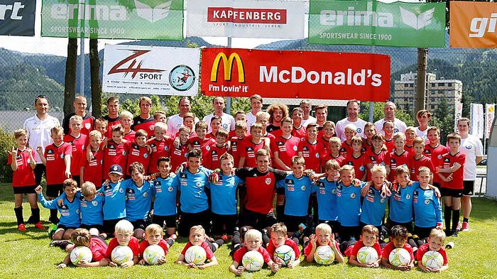Die Kinder, hier mit den KSV-Spielern, haben intensiv trainiert