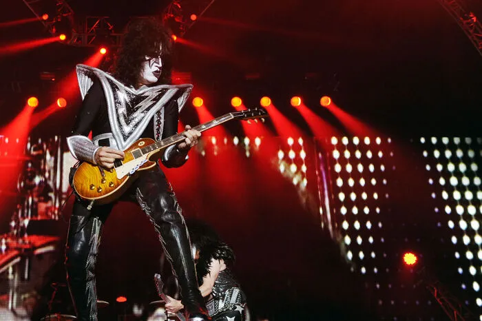 Kiss wurden 1973 von Stanley und Gene Simmons gegründet. Der große Durchbruch in den Staaten gelang 1975 mit dem Live-Doppelalbum "Alive", in Österreich landeten die geschminkten Rocker mit der bombastischen Bühnenshow Ende der Siebziger mit "I Was Made For Lovin' You" und "Talk To Me" große Hits.