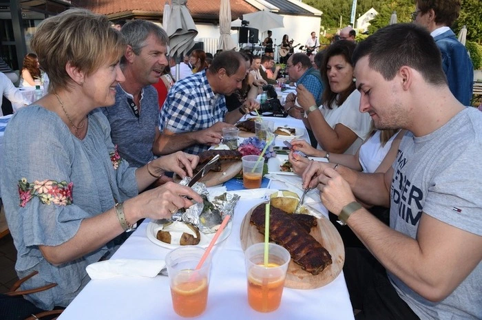 Kulinarik, Cocktails, Musik und Show erwarteten die Gäste.
