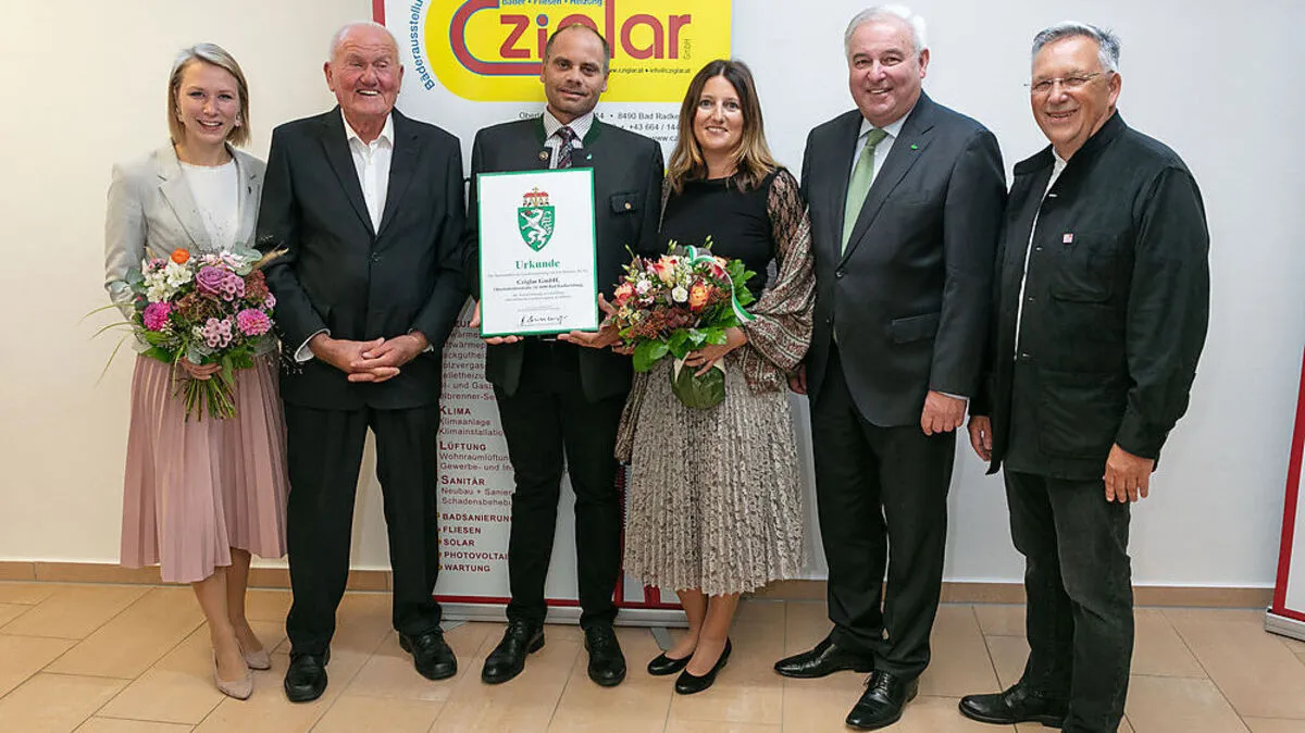 Johann Cziglar, Stefan Bauer und Martina Potzinger (2., 3. und 4. von links) freuten sich über das Steirische Landeswappen für ihr Traditionsunternehmen