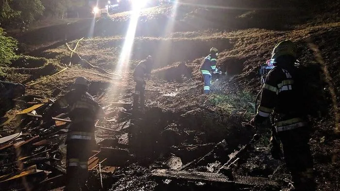 Bauschutt und Äste waren in Brand geraten