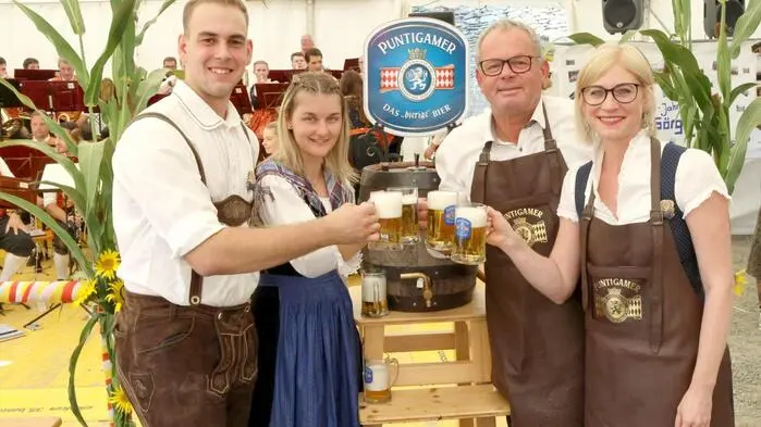 Grund zum Feiern hatte am Wochenende die Landjugend (LJ) Sörg unter Obmann Michael Göschler und Leiterin Bettina Rauscher (von links). Und das gleich zwei Tage lang, galt es doch auf das 60-Jahr-Jubiläum das Glas zu erheben. 