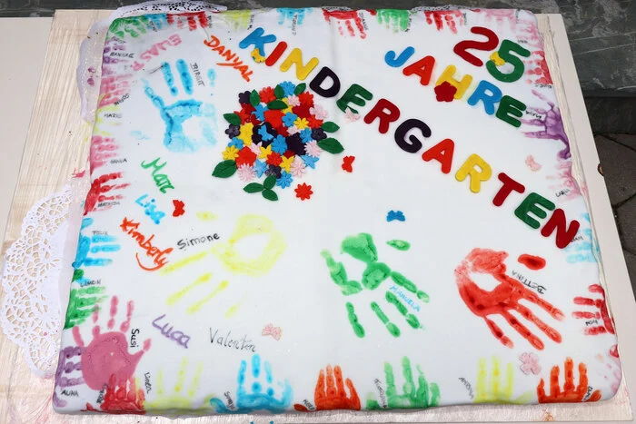Es gab auch ein großes Rahmenprogramm mit Aufführungen der Schule und des Kindergartens, Volkstanzvorführungen der Landjugend St. Urban, Ponyreiten, Streichelzoo, Besenbinden, Hupfburg, Basar mit Handwerkskunst und Kinderschminken mit Angelika „Angi“ Galsterer.