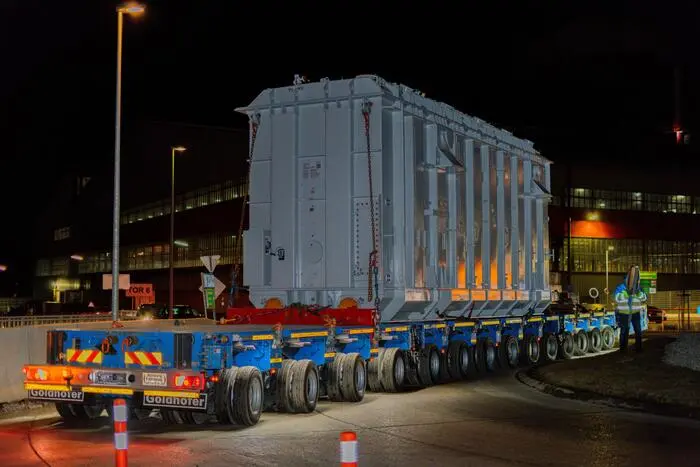 Der Transformator auf seiner Fahrt mittels ferngesteuertem PST-Fahrzeug in Richtung Umspannwerk Leoben