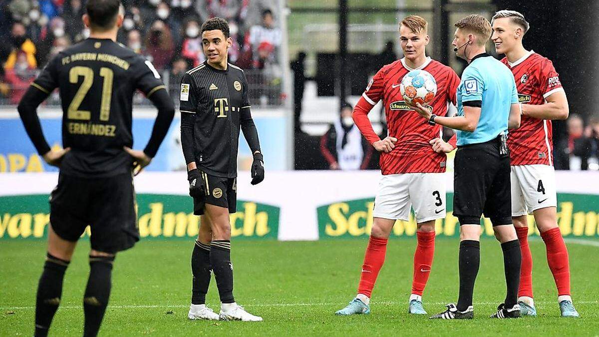 Verwirrung auf dem Spielfeld: Die Bayern spielten kurz mit zwölf Mann.