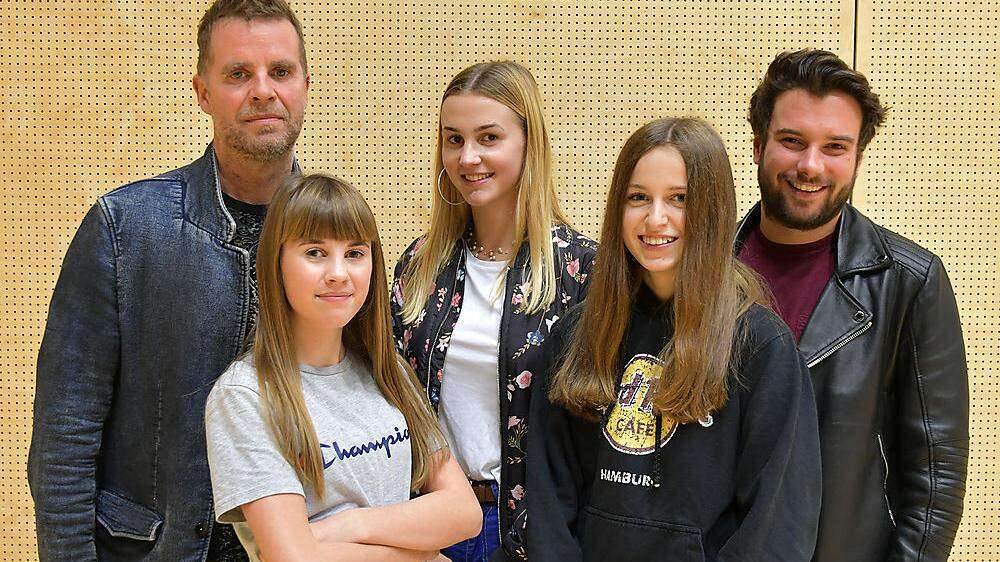 Markus Bieder mit seinen Töchtern Fiona und Yana sowie deren Cousine Sophia und Sänger Patrick Freisinger