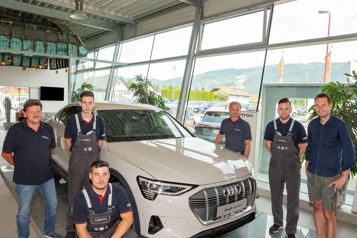 Das Autohaus Neubauer ist einer der Top-Lehrlingsausbilder der Region. Im Bild: Die derzeitigen Lehrlinge mit ihren Ausbildern 