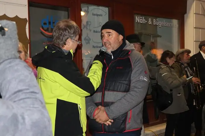 Auch heuer findet man rund um den Südtiroler Platz das Kunsthandwerk und vor dem Kunsthaus die Vereinshütten, erzählt Stadtmarketing-Geschäftsführer Axel Dobrowolny. Für ihn und sein Team sei die Weihnachtszeit in der Stadt wie „jedes Wochenende Mulbratlfest“, zu tun gibt es einiges.