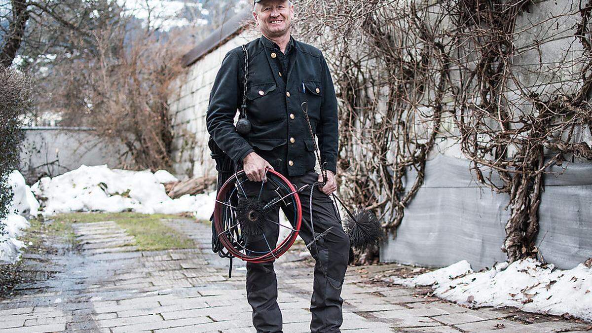 Die goldenen Knöpfe seiner Uniform gelten als große Glücksbringer: Rauchfangkehrer Andreas Fuchs auf dem Weg zur Arbeit