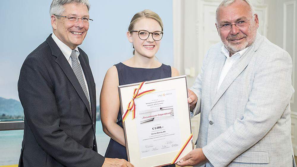 Die Preisträgerin 2018, Denise Wornig, mit LH Peter Kaiser und Förderer Alfred Gusenbauer
