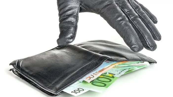 Am 1. Februar raubten Unbekannte einem Mann im Zug von Weiz nach Graz eine große Menge Bargeld. Die Polizei bittet um Hinweise.