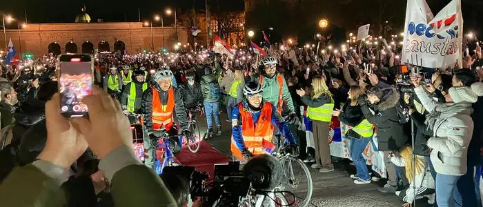 Die Gruppe serbischer Studenten kam am Maria-Theresien-Platz in Wien an