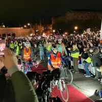 Die Gruppe serbischer Studenten kam am Maria-Theresien-Platz in Wien an
