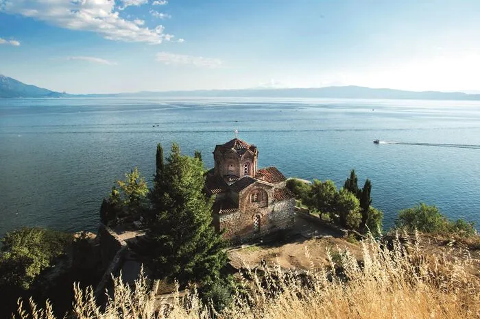Die geplante Umgestaltung des Seeufers wird Ohrid wohl für immer verändern. Daher fahren Sie jetzt noch schnell hin! Vom einst religiösen Zentrum Mazedoniens hat sich die historische Stadt zum größten Tourismusmagneten des Landes entwickelt. Die Strände des Ohrid-Sees, an dem sie liegt, gelten als die mit Abstand schönsten des Landes.