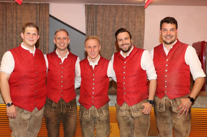 Am Foto die „Jungen Fidelen Lavanttaler“ mit Bandleader Gabriel Urach (Bild Mitte).