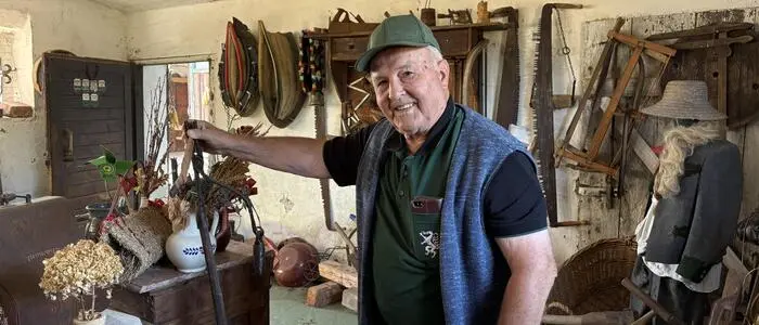 Adolf (Adi) Strohmeier in seinem Bauernmuseum in Gundersdorf, St. Stefan ob Stainz