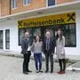 Das Team der Raiffeisenbank Ratten vor der vorübergehenden Bankstelle bis der Neubau fertig ist: Stefan Schneeflock, Marlene Baumgartner, Johann Steiner und Kerstin Ebenbauer