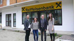 Das Team der Raiffeisenbank Ratten vor der vorübergehenden Bankstelle bis der Neubau fertig ist: Stefan Schneeflock, Marlene Baumgartner, Johann Steiner und Kerstin Ebenbauer