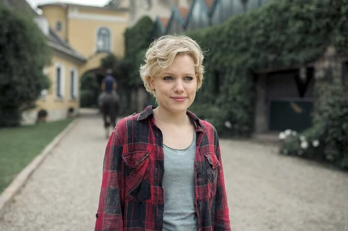 Sie spielt neben Christoph Luser, Laurence Rupp, Patricia Aulitzky und Jeanette Hain, die ebenfalls Hauptrollen in der Serie haben.