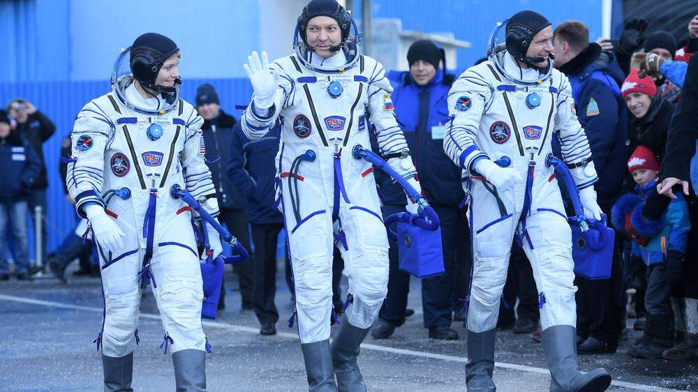 Zwei Raumfahrer und eine Raumfahrerin sind auf der ISS an gekommen