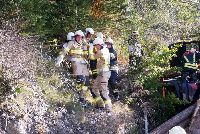 Verstärkung erhielten die Helfer von zwei Hubschraubern der Fliegerstaffel Aigen/Ennstal und dem Hubschrauberstützpunkt Schwaz.