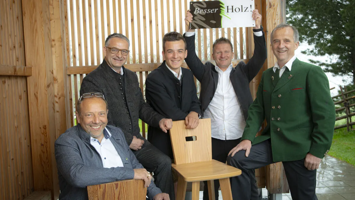 Bernhard Neubauer, neuer Obmann "Besser mit Holz", Helmut Platzer von HSP Holzbau-Dach GmbH mit Mitarbeiter und Markus Sixt von Sixt.Holzbau und Josef König, scheidender Obmann "Besser mit Holz" (v.l.n.r)