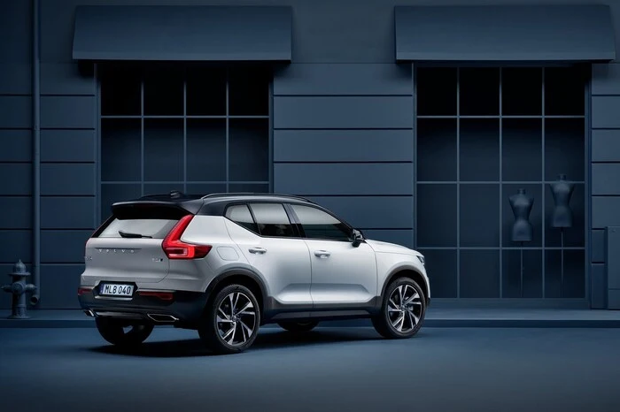 Zum Start ist der XC40 sowohl mit dem Diesel D4 (190 PS) und dem Benziner T5 (247 PS), jeweils mit Allradantrieb und Achtgang-Automatik zu haben. Weitere Motorisierungen folgen, darunter auch eine Hybrid-Option und eine rein elektrische Version.