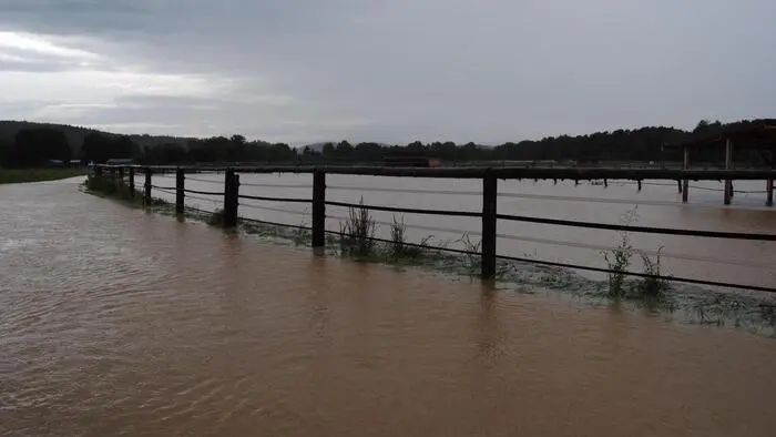 Der Reitstall in Wünschendorf (Gemeinde Hofstätten und die angrenzende Straße standen komplett unter Wasser. Die meisten Einsätze gab es im Raum Gleisdorf. Hier gibt es die Gesamtsituation zusammengefasst.